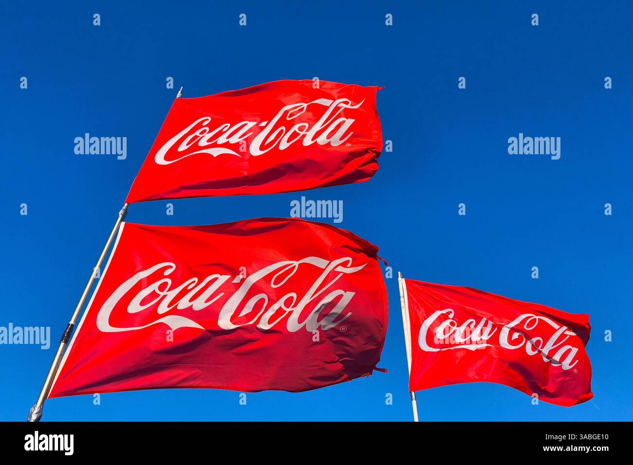 Brouwersdam / Netherslands 31.03.2025 Wehende Flaggen mit der Werbeaufschrift des US - Getränkehersteller Coca Cola sind auf dem Dach eines Schnellimbiss angebracht auf dem Dach eines Fast-Food-Restaurants sind winkende Flaggen mit dem Werbeaufschrift des US-Getränkeherstellers Coca Cola angebracht Foto: Norbert Schmidt, Düsseldorf Stockfoto