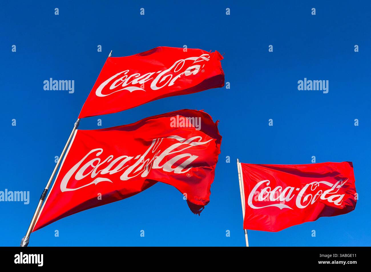 Brouwersdam / Netherslands 31.03.2025 Wehende Flaggen mit der Werbeaufschrift des US - Getränkehersteller Coca Cola sind auf dem Dach eines Schnellimbiss angebracht auf dem Dach eines Fast-Food-Restaurants sind winkende Flaggen mit dem Werbeaufschrift des US-Getränkeherstellers Coca Cola angebracht Foto: Norbert Schmidt, Düsseldorf Stockfoto