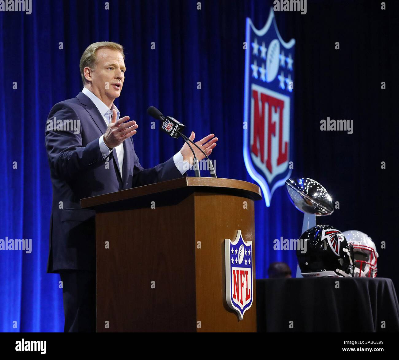 1. Februar 2017 - Houston, TX, USA - NFL-Kommissar Roger Goodell bei einer Pressekonferenz am 1. Februar 2017 im Super Bowl Media Center in Houston, Texas. Die NFL wird auf ihrem bevorstehenden Treffen über Sportspiele sprechen. (Kreditbild: © Curtis Compton/TNS via ZUMA Wire) Stockfoto