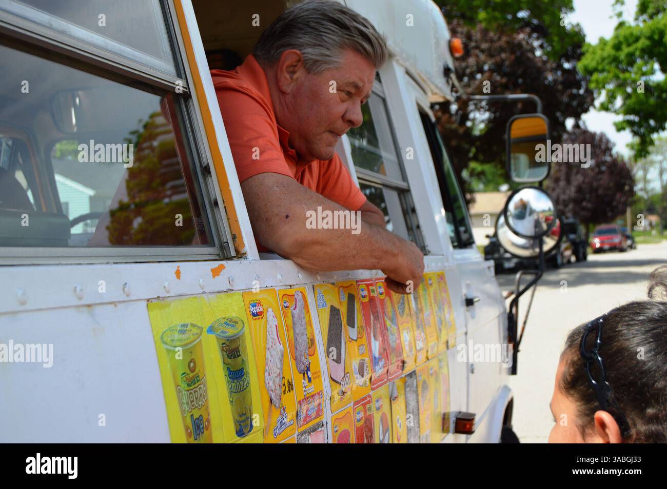 17. Mai 2018 – IL, USA – Jim Cremeens erhielt die erste Erlaubnis der Stadt Elgin, Eis von einem LKW oder Wagen zu verkaufen. Die Mitglieder der Elgin-Räte stimmten dafür, ein 45-jähriges Verbot von Eiswagen und -Wagen Anfang des Frühjahrs aufzuheben. (Kreditbild: © Rafael Guerrero/TNS via ZUMA Wire) Stockfoto