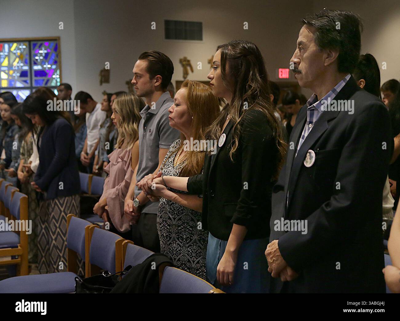 18. Mai 2018 - Miami, FL, USA - während einer Messe am 18. Mai, um Alexa M. Durans 19. Geburtstag zu feiern, schlossen sich Freunde und Verwandte der unmittelbaren Familie in der St. Mark Catholic Church in Southwest Ranches, Florida, an. Von links: Mutter Gina Duran, Schwester Dina Duran und Vater Orlando Duran. Alexa wurde zerschmettert, als die FIU-Brücke zusammenbrach. (Kreditbild: © Pedro Portal/TNS via ZUMA Wire) Stockfoto