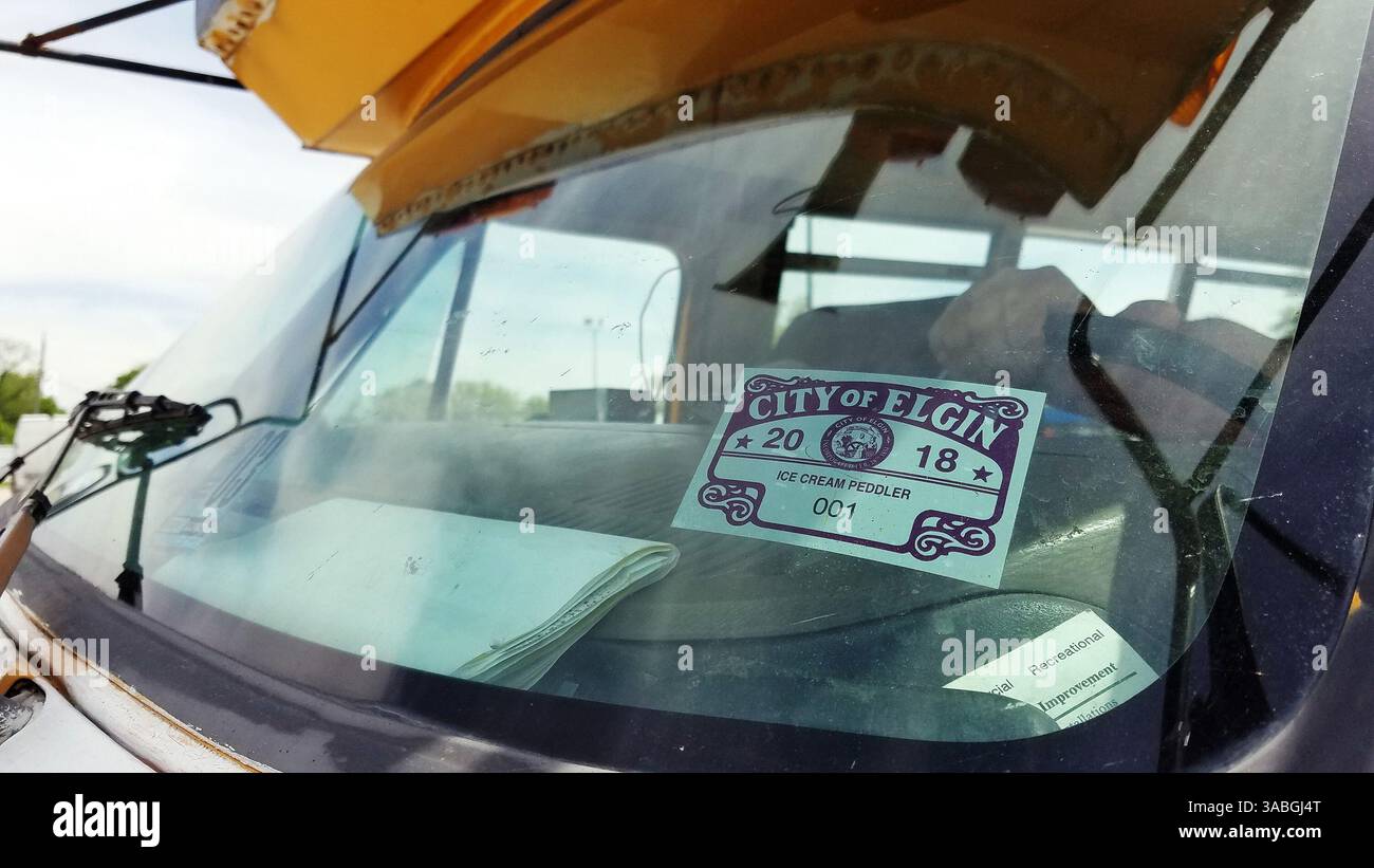 17. Mai 2018 – IL, USA – Jim Cremeens erhielt die erste Erlaubnis der Stadt Elgin, Eis von einem LKW oder Wagen zu verkaufen. Die Mitglieder der Elgin-Räte stimmten dafür, ein 45-jähriges Verbot von Eiswagen und -Wagen Anfang des Frühjahrs aufzuheben. (Kreditbild: © Rafael Guerrero/TNS via ZUMA Wire) Stockfoto