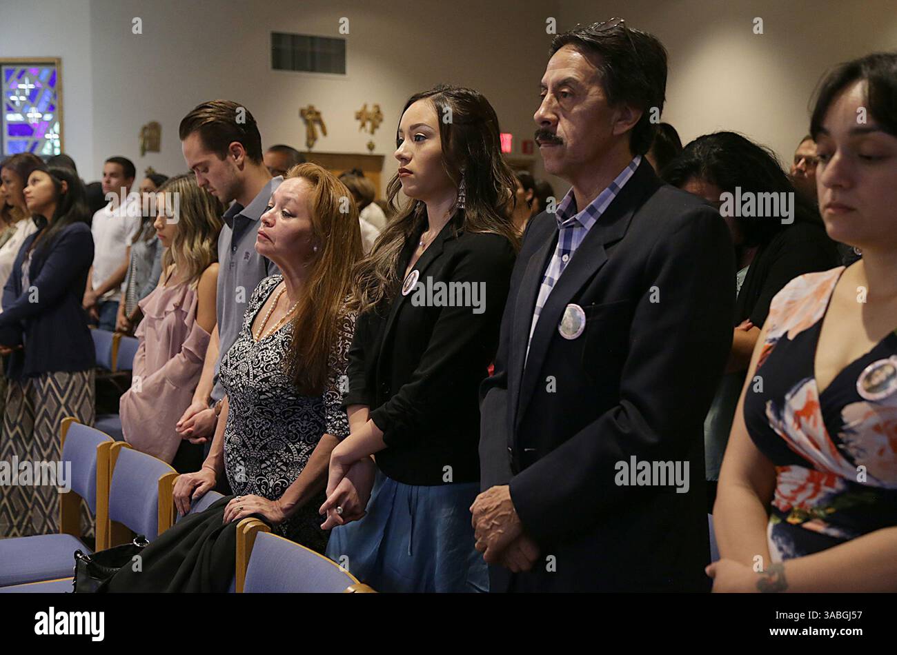 18. Mai 2018 - Miami, FL, USA - während einer Messe am 18. Mai, um Alexa M. Durans 19. Geburtstag zu feiern, schlossen sich Freunde und Verwandte der unmittelbaren Familie in der St. Mark Catholic Church in Southwest Ranches, Florida, an. Von links: Mutter Gina Duran, Schwester Dina Duran und Vater Orlando Duran. Alexa wurde zerschmettert, als die FIU-Brücke zusammenbrach. (Kreditbild: © Pedro Portal/TNS via ZUMA Wire) Stockfoto