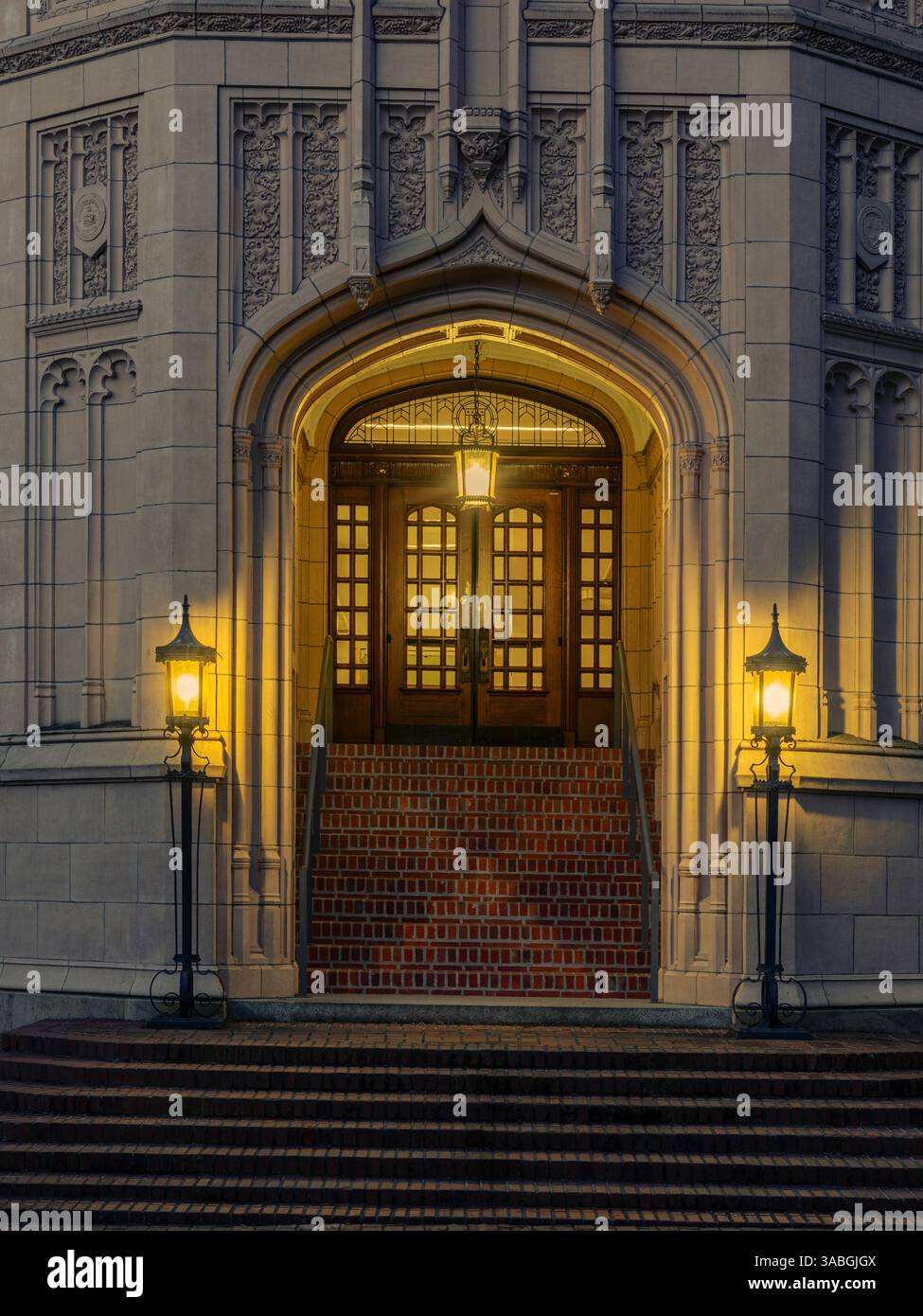 WA26474-00...WASHINGTON - Eingang zur Savery Hall im Quad an der University of WWashington. Stockfoto