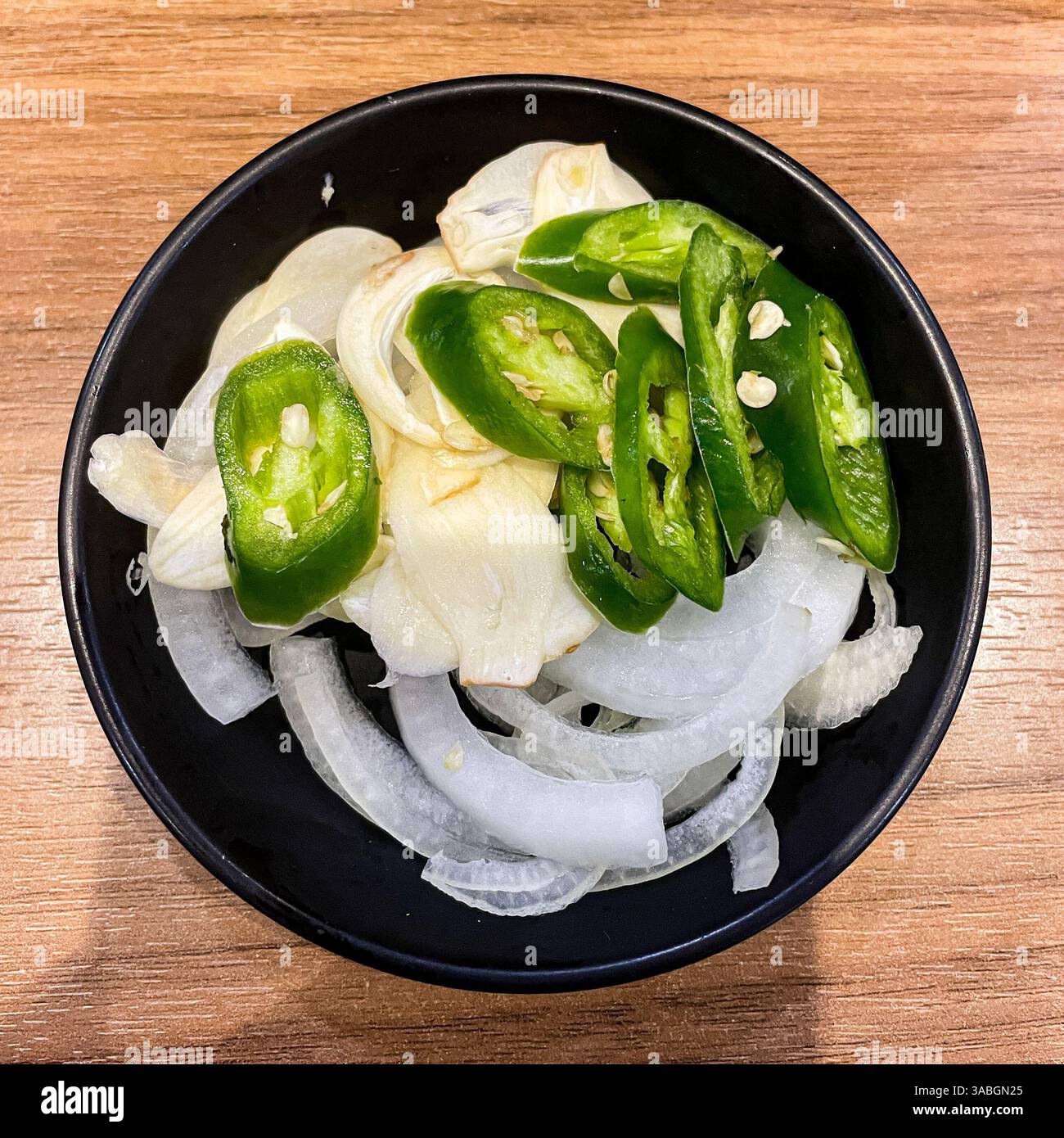 Zwiebeln, Knoblauch und Chili in Schüssel geschnitten - Smartphone-aufgenommenes Stockfoto