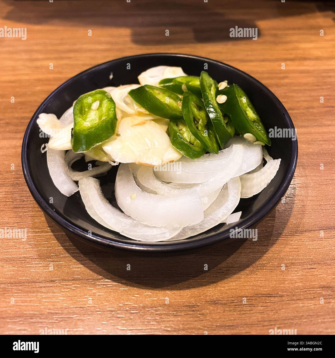Zwiebeln, Knoblauch und Chili in Schüssel geschnitten - Smartphone-aufgenommenes Stockfoto