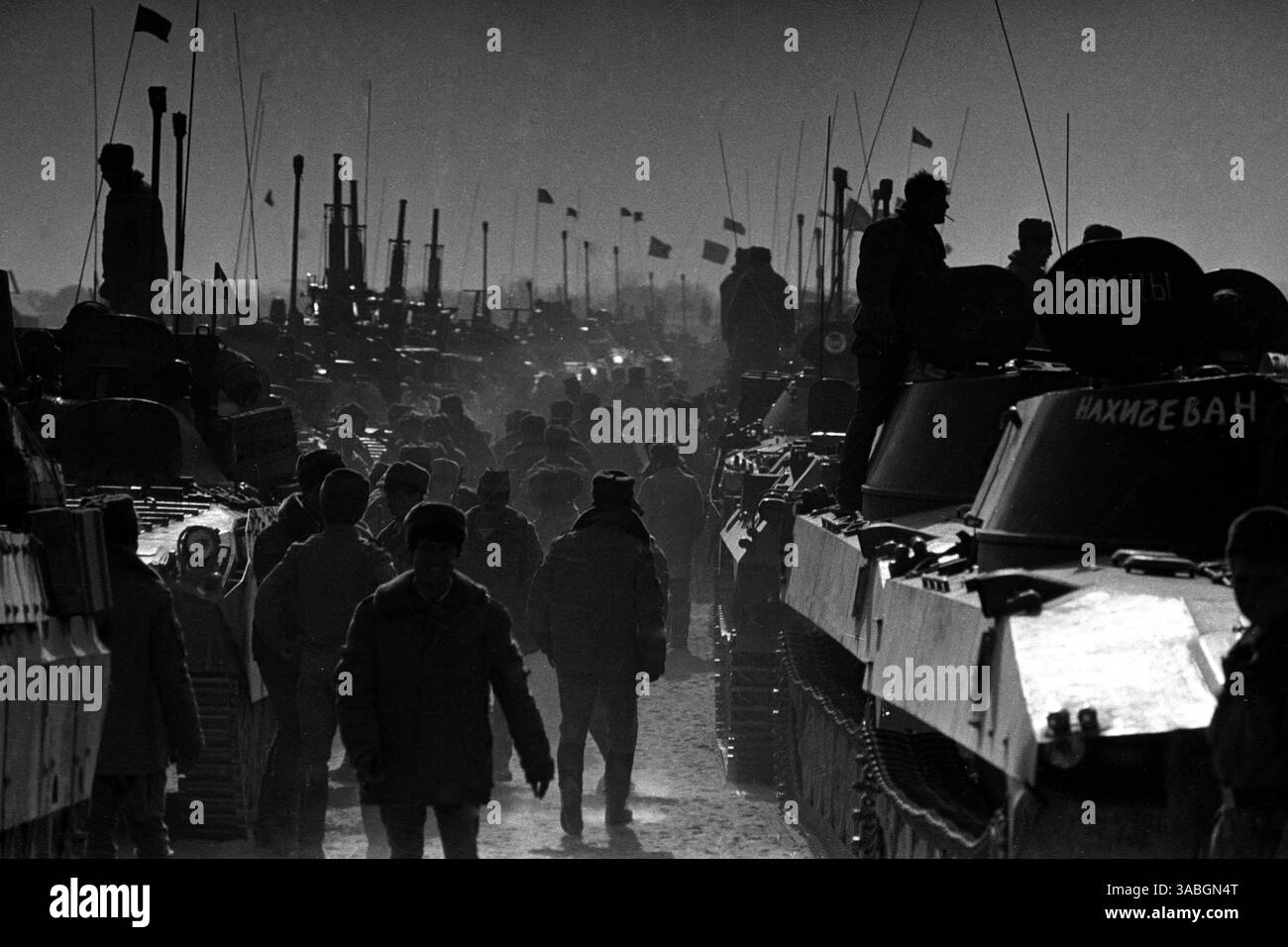 14. Februar 1989 - Afghanistan - Rückzug russischer Truppen aus Afghanistan als letzter Halt vor dem Ertrinken der sowjetischen mechanisierten Infanterie-Division auf afghanischem Territorium nahe der afghanisch-sowjetischen Grenze. (Kreditbild: © PhotoXpress/ZUMA Press) EINSCHRÄNKUNGEN: NUR RECHTE in Nord- und Südamerika! Stockfoto