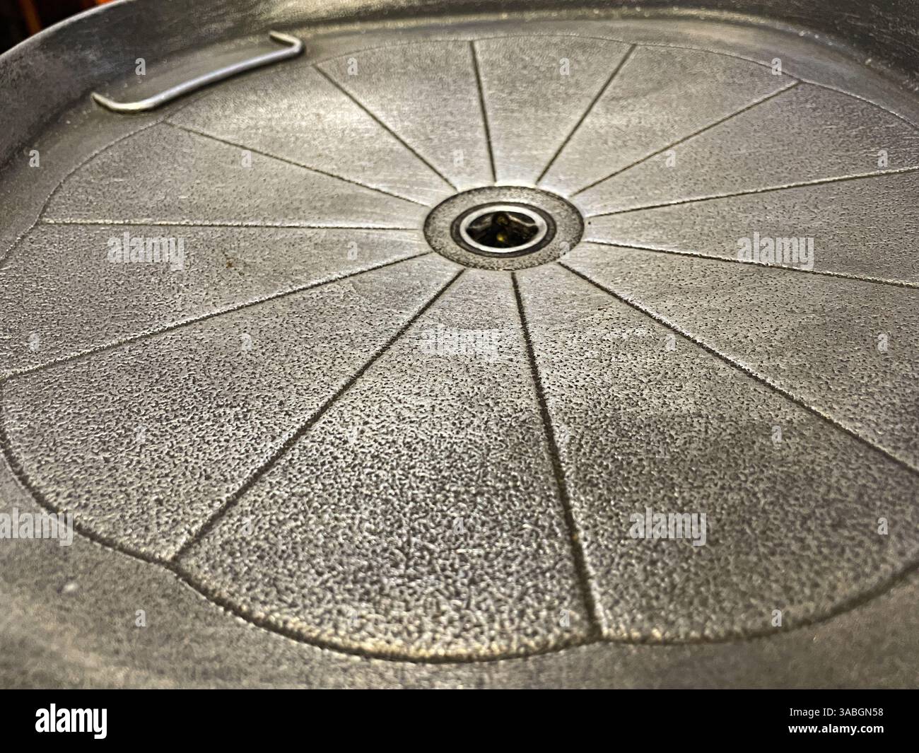 Eine Grillpfanne im koreanischen Stil in Nahansicht als Hintergrund - Smartphone-aufgenommenes Stockfoto