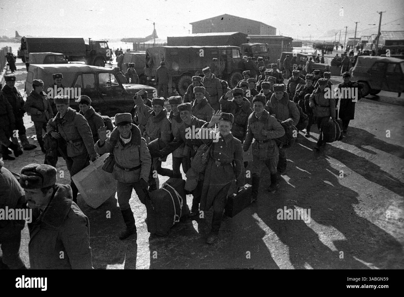 21. Dezember 1988 - Afghanistan - die sowjetischen Soldaten, die nach Hause zurückkehren, kommen während des Rückzugs der russischen Truppen aus Afghanistan auf dem Flughafen Kabul an. (Kreditbild: © PhotoXpress/ZUMA Press) EINSCHRÄNKUNGEN: NUR RECHTE in Nord- und Südamerika! Stockfoto