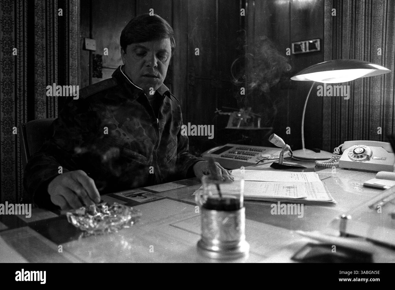 14. Januar 1989: Afghanistan – Befehlshaber des sowjetischen Militärkontingents in Afghanistan, General BORIS GROMOV, in seinem Büro in Kabul während des Rückzugs der russischen Truppen aus Afghanistan. (Kreditbild: © PhotoXpress/ZUMA Press) EINSCHRÄNKUNGEN: NUR RECHTE in Nord- und Südamerika! Stockfoto