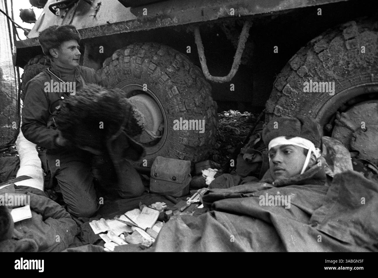 18. Dezember 1988: Afghanistan: Ein verwundeter sowjetischer Soldat feiert mit anderen den Rückzug russischer Truppen aus Afghanistan. (Kreditbild: © PhotoXpress/ZUMA Press) EINSCHRÄNKUNGEN: NUR RECHTE in Nord- und Südamerika! Stockfoto