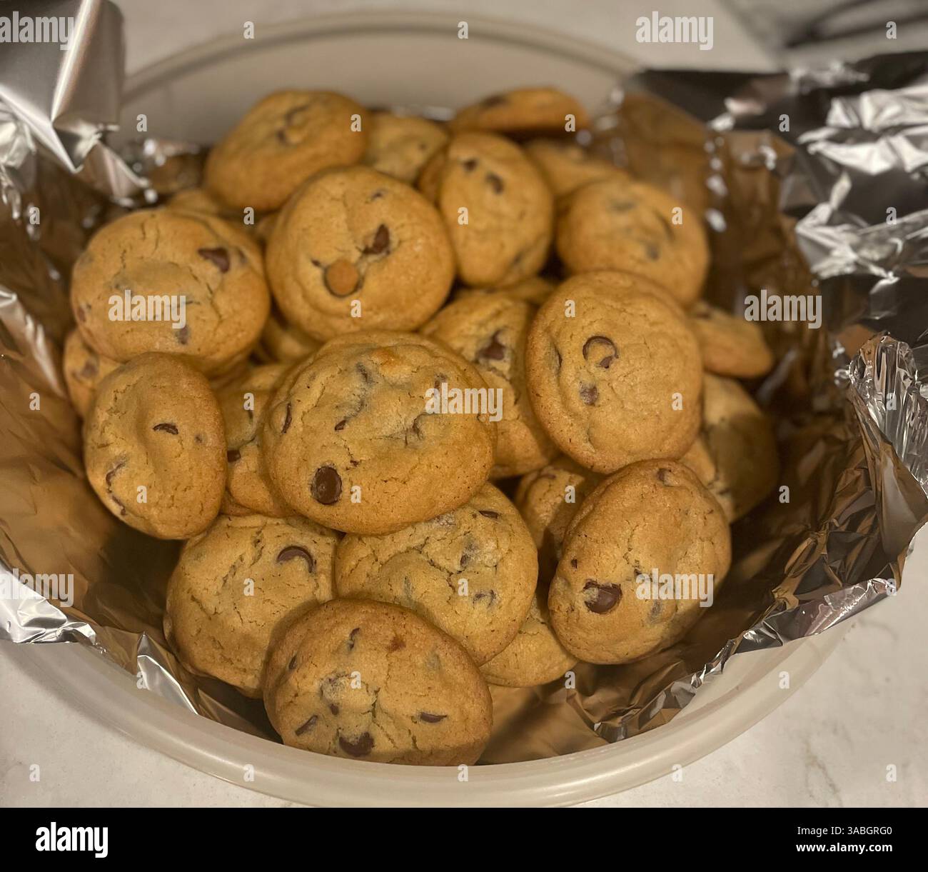 Ein köstlicher Stapel frisch gebackener Schokoladen-Chip-Kekse. Perfekt für Bäckereiaktionen, Dessertmenüs und Fotoaufnahmen. - Smartphone-aufgenommenes Stockfoto