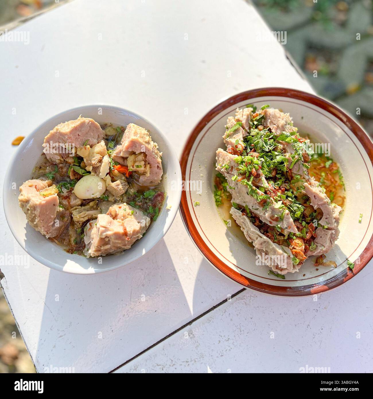 Bakso Bowl Eine Schüssel mit Bäckerguss oder Fleischbällchen, garniert mit Nudeln, Tofu und Blattgemüse - Smartphone-aufgenommenes Stockfoto