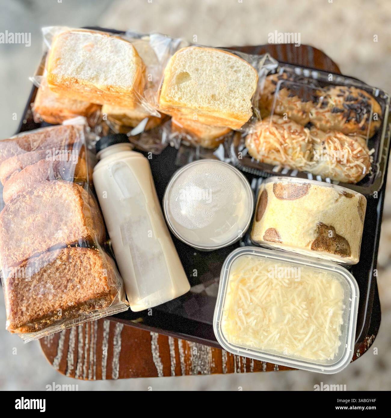 Backwaren werden auf dem Markt verkauft. Frische Bäckerei - Smartphone-aufgenommenes Stockfoto