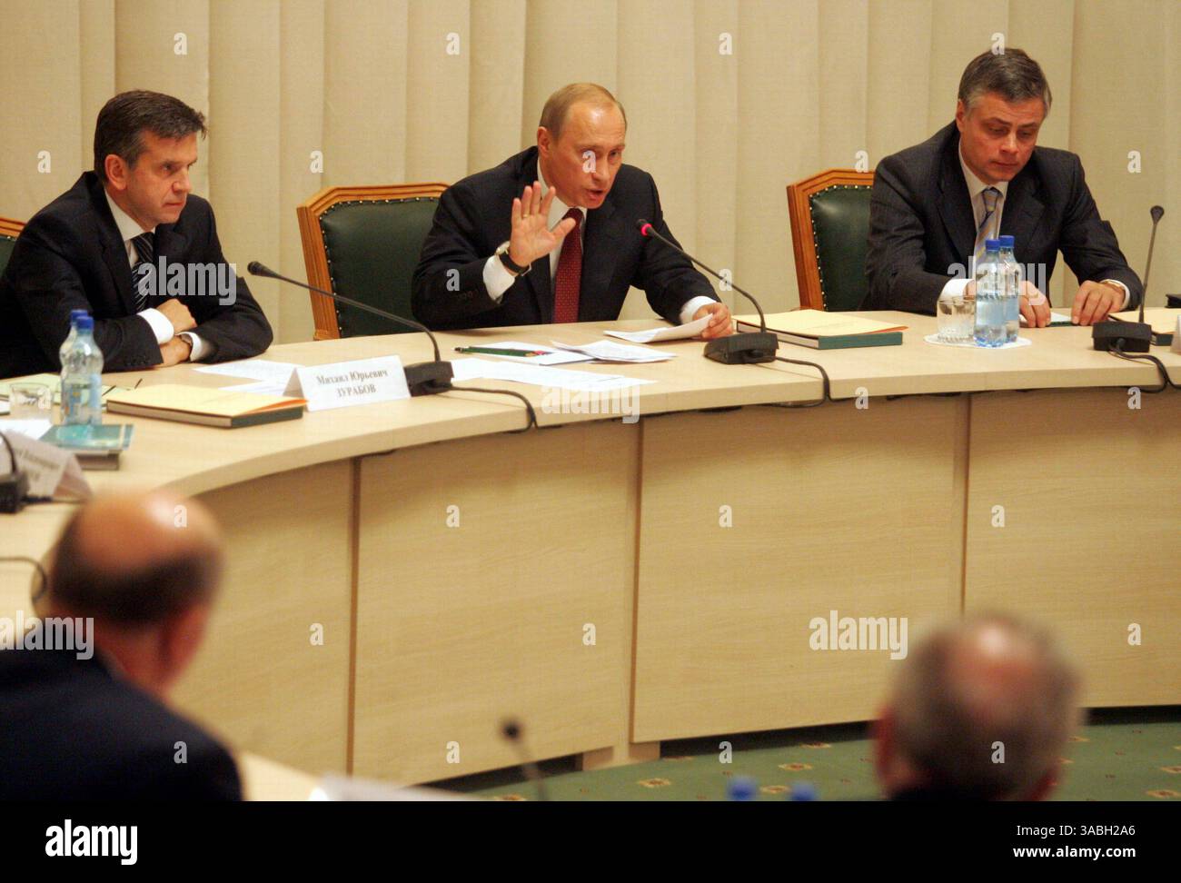Reise des Präsidenten der Russischen Föderation nach Penza. In einem Bild (von links nach rechts): vèíèñòð zdravohranenija und soziale Entwicklung der Russischen Föderation Michael Zurabov, der Präsident der Russischen Föderation Wladimir Putin und der Assistent des Kapitels der Verwaltung von Präsident Alexander Abramov bei der Sitzung des Präsidiums des Staatsrats, die Fragen der öffentlichen Gesundheitsdienste gewidmet ist. (Kreditbild: © PhotoXpress/ZUMA Press) EINSCHRÄNKUNGEN: NUR Nord- und Südamerika Rechte! Stockfoto