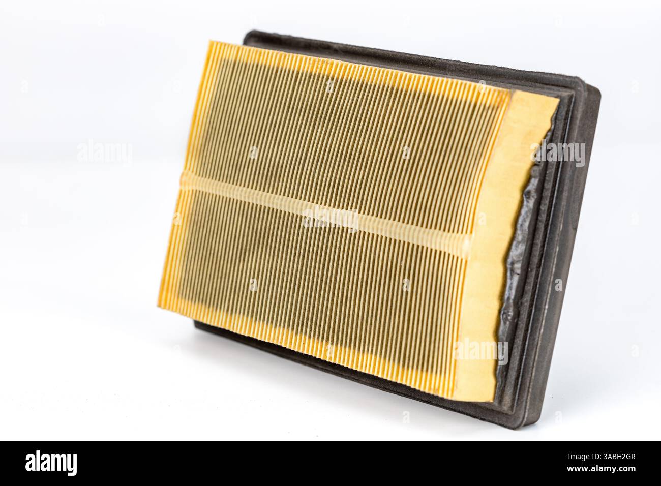 Details zum Luftfilter: Nahaufnahme des gelben Luftfilters, der sein kompliziertes Design und seine Funktion sowie die beträchtliche Menge an Schmutz, die durch verursacht wird, offenbart Stockfoto