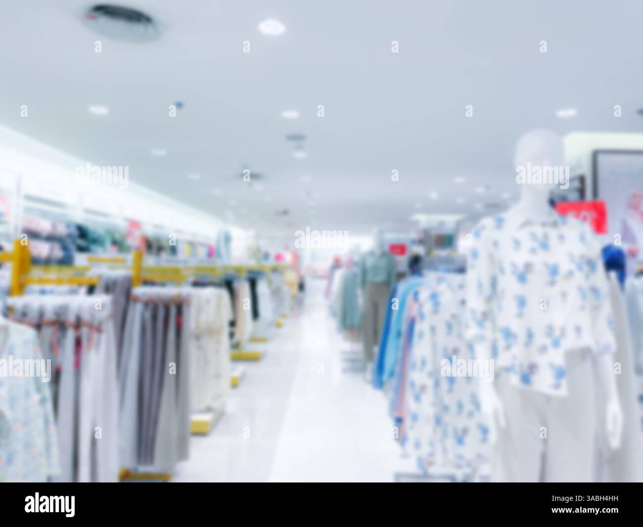 Verschwommener, defokussierter Hintergrund eines modernen Modekaufhauses - Smartphone-aufgenommenes Stockfoto