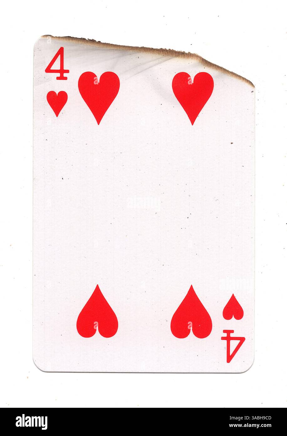 Eine teilweise verbrannte Spielkarte im Anzug der Herzen auf weißem Hintergrund. Stockfoto