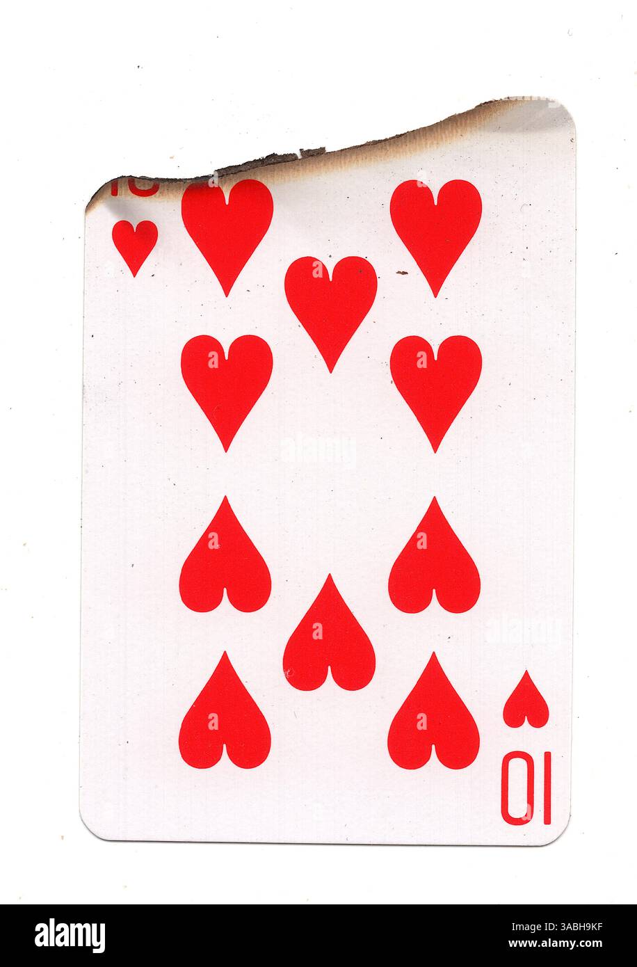 Eine teilweise verbrannte Spielkarte im Anzug der Herzen auf weißem Hintergrund. Stockfoto