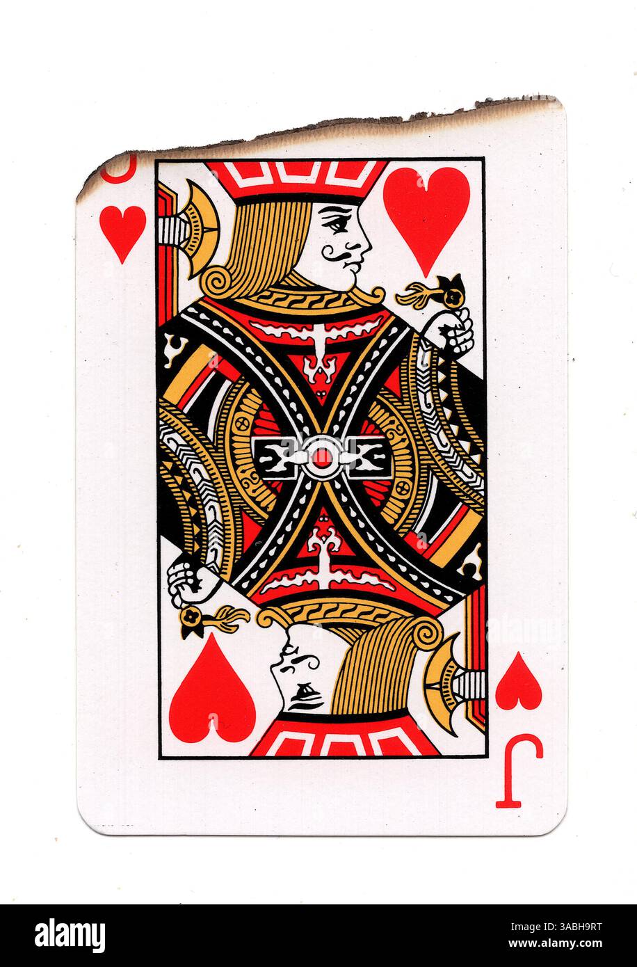 Eine teilweise verbrannte Spielkarte im Anzug der Herzen auf weißem Hintergrund. Stockfoto