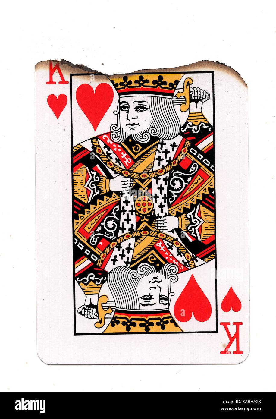 Eine teilweise verbrannte Spielkarte im Anzug der Herzen auf weißem Hintergrund. Stockfoto