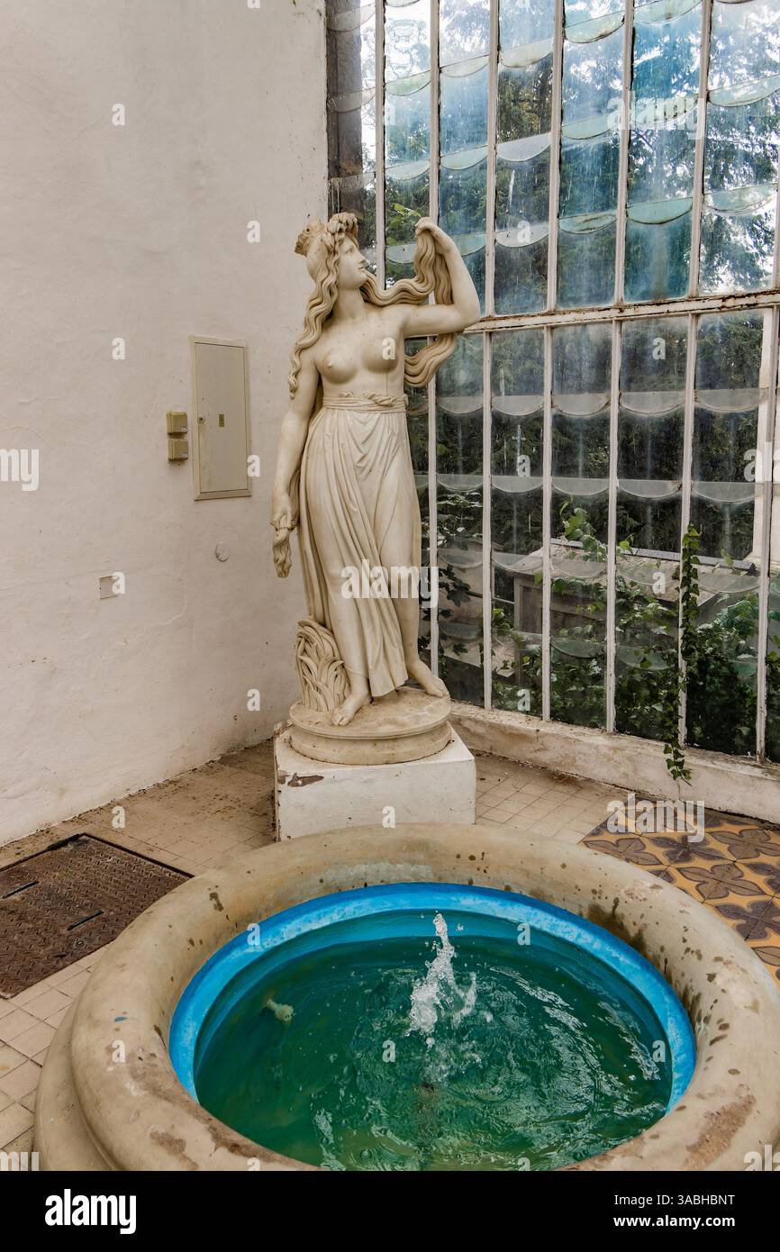Schloss Hluboka. Tschechische Republik. Detaillierte Marmorstatue einer mythologischen Figur in dekorativer Umgebung. Das hübsche Arrangement vermittelt klassische Schönheit und Stockfoto