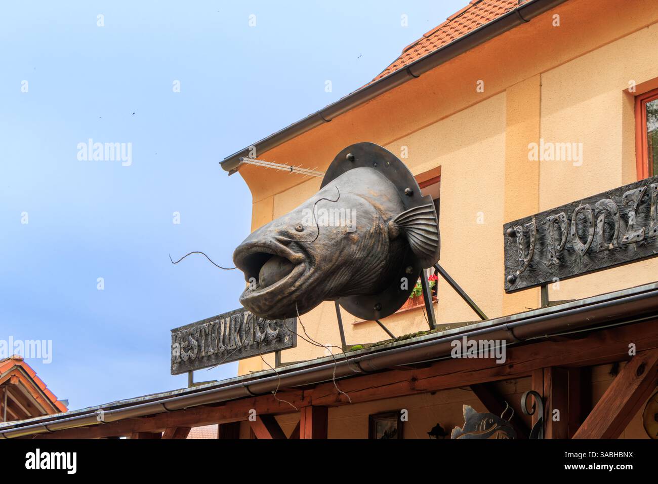 Hluboka nad Vltavou, Tschechische Republik. Das U Sumce Restaurant and Grill befindet sich in einem historischen Haus mit einer reichen und interessanten Vergangenheit. Dieses Haus war es Stockfoto
