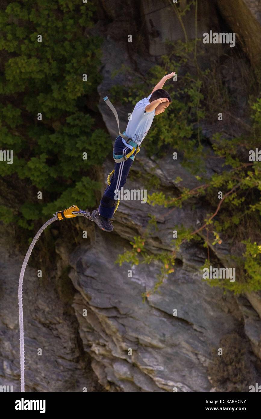 Bungy Jumper im AJ Hackett Bungy Centre, Kawarau River Gorge in der Nähe von Queenstown, Neuseeland Stockfoto