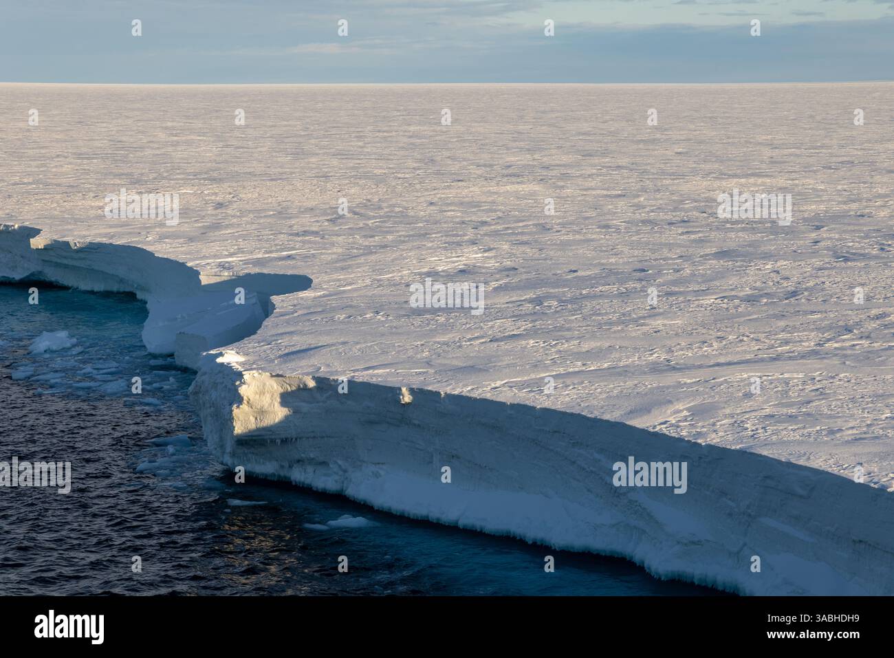 Rand des Ross-Schelfeises im McMurdo Sound, Ross Sea gegenüber der McMurdo Station bei 22:00 Uhr Sonnenlicht Stockfoto Rand des Ross-Schelfeises im McMurdo Sound, Ross Sea gegenüber der McMurdo Station bei 22:00 Uhr Sonnenlicht Stockfoto