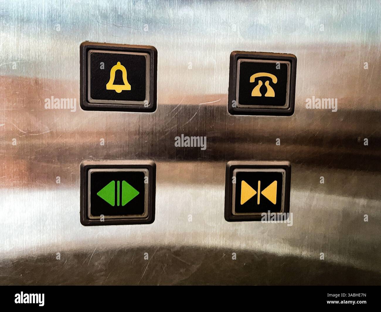 Vergrößerte Ansicht der Hubtaste aus Edelstahl - Smartphone-aufgenommenes Stockfoto