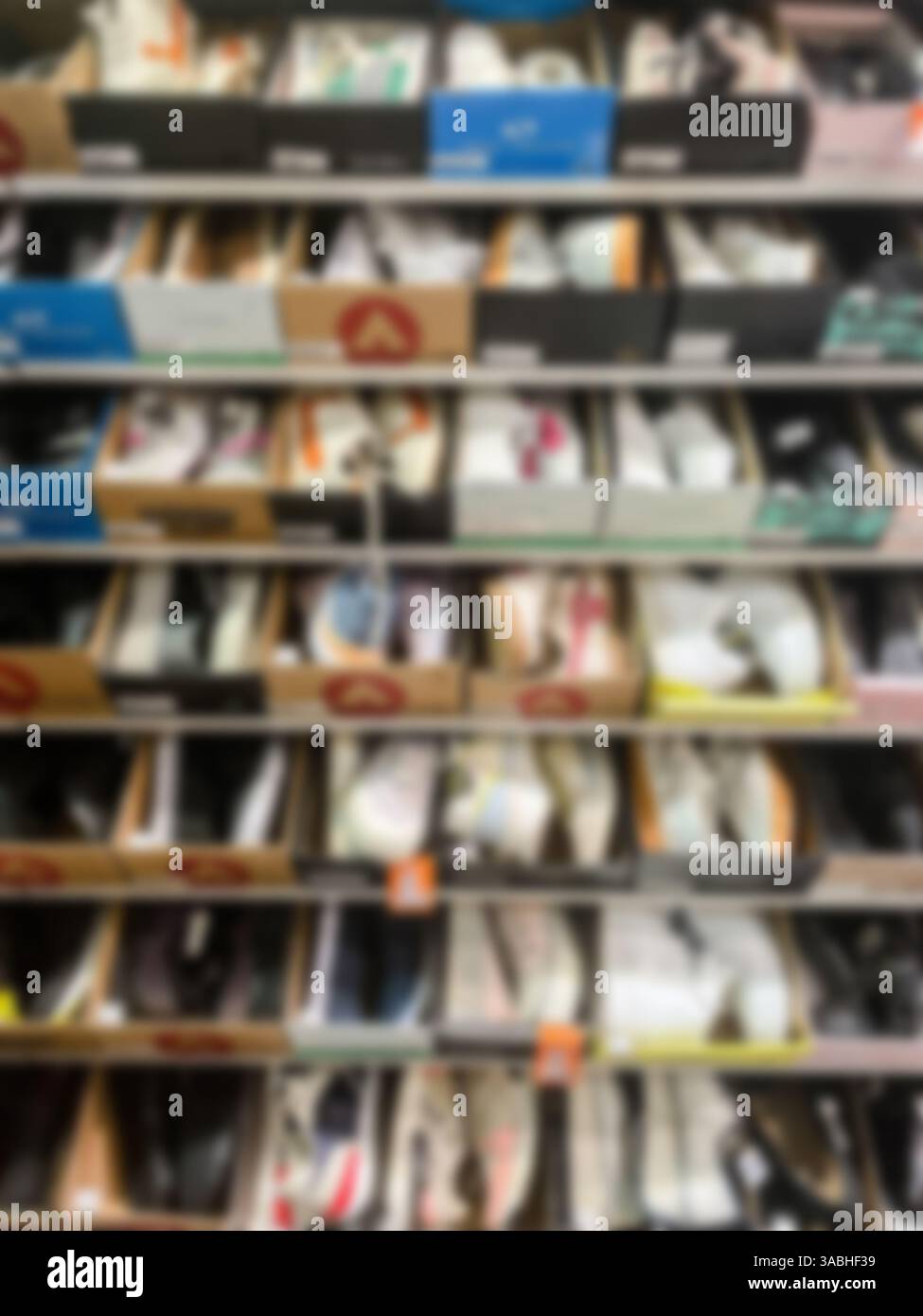 Verschwommener Hintergrund des Shoes Store in der Shopping Mall, abstrakter Hintergrund zur Präsentation - Smartphone-aufgenommenes Stockfoto