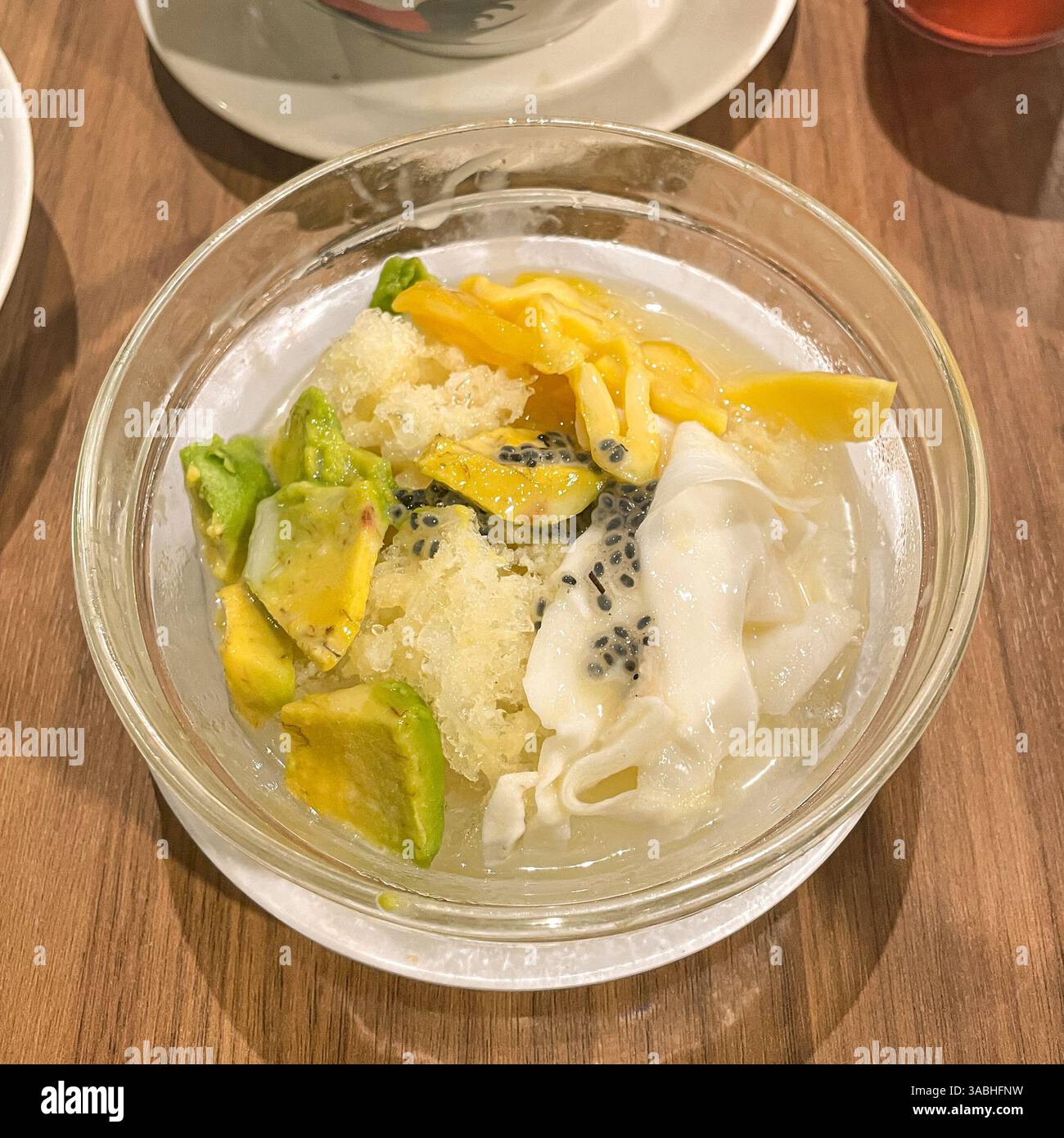 Es Teller oder es Teler, indonesischer Fruchtcocktail mit Avocado, junge Kokosnuss, Jack Fruit Top View - Smartphone-aufgenommenes Stockfoto