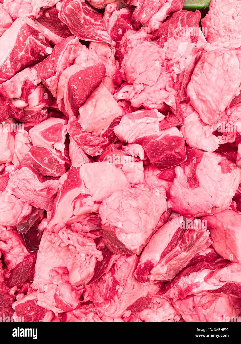 Frisches rohes Fleisch als Hintergrund Nahaufnahme, kochen, im Supermarkt ausgestellt - Smartphone-aufgenommenes Stockfoto