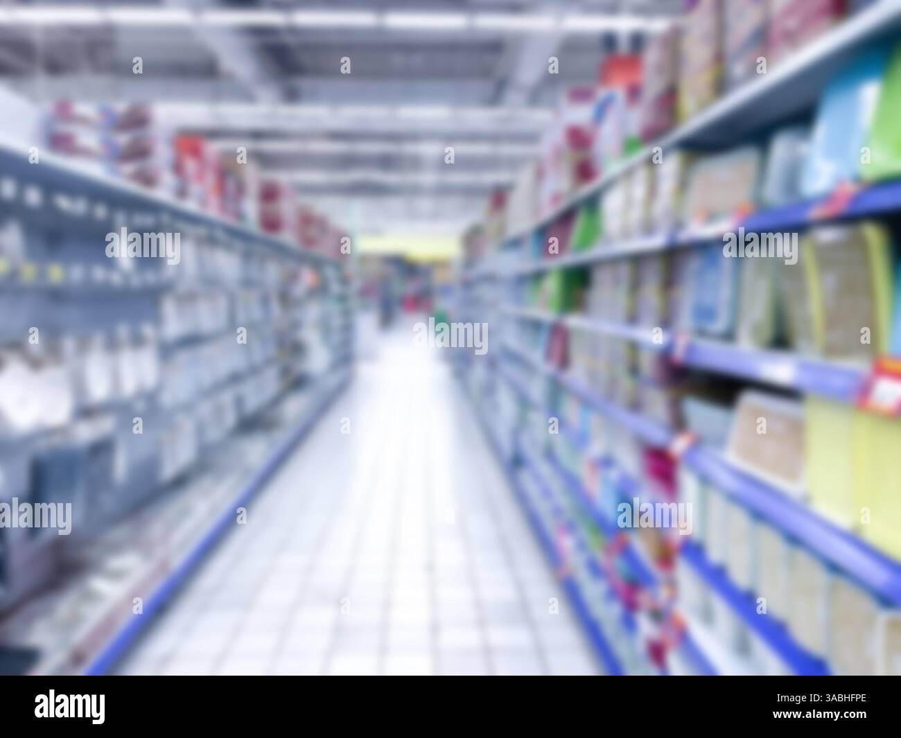 Supermarktgang und Regale verschwommener Hintergrund für Präsentation - Smartphone-aufgenommenes Stockfoto