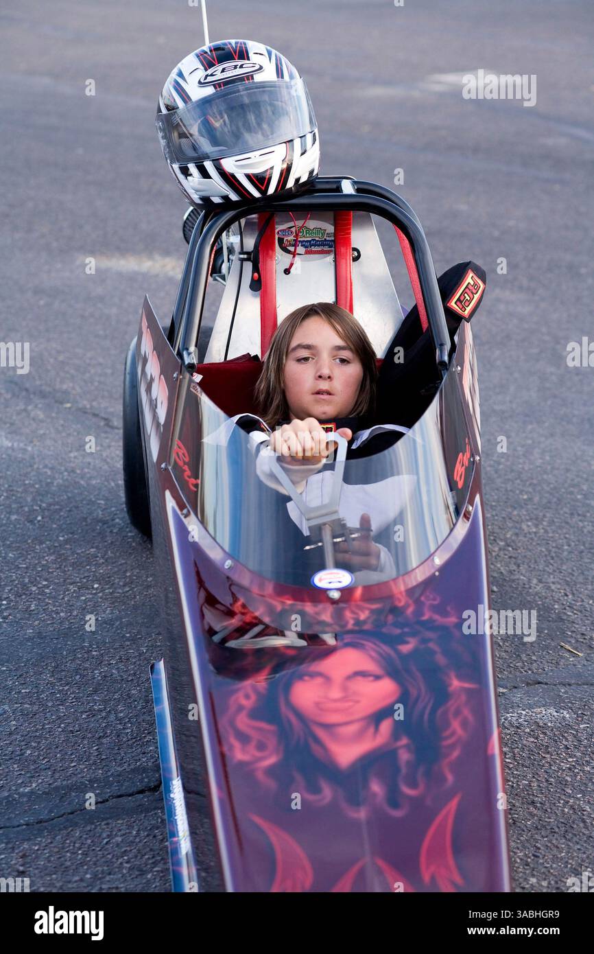 1. Juni 2007 – Phoenix, AZ, USA – DUSTIN PASSANT (12) aus Queen Creek, AZ, sitzt im Cockpit des Junior Dragster, den er am Freitag Abend auf dem Firebird International Raceway in Phoenix, AZ fuhr. Es war das erste Mal, dass ein Passant das Auto fuhr. Junior Dragster sind halb so groß wie normale Dragster und werden von Kindern zwischen 8 und 18 Jahren angetrieben. Die Strecke fördert Freitagabend-Drags als Alternative zum Straßenrennen. Rennsportbegeisterte bringen ihre Autos, von denen die meisten Straßenzulassungen sind, auf die Rennstrecke und fahren gegeneinander. In den Wintermonaten kommen bis zu 200 Fahrer zu t Stockfoto