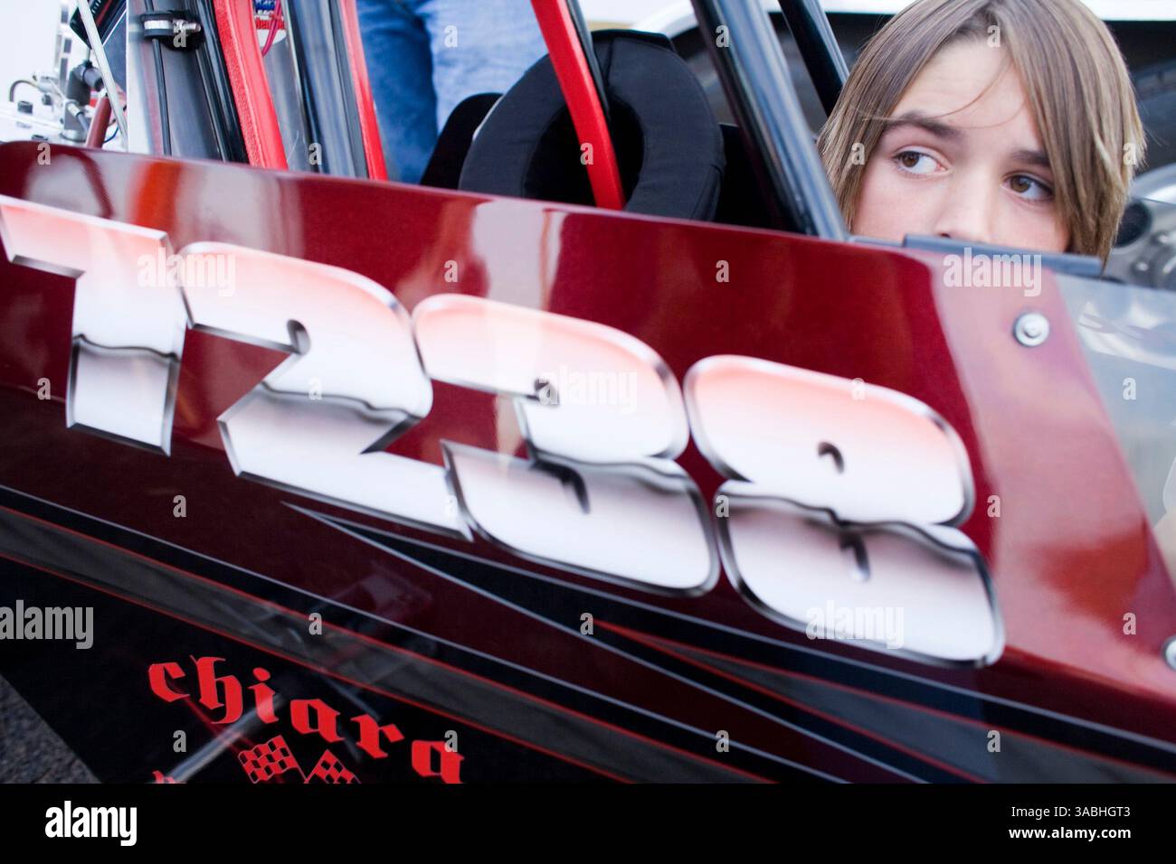 1. Juni 2007 – Phoenix, AZ, USA – DUSTIN PASSANT (12) aus Queen Creek, AZ, sitzt im Cockpit des Junior Dragster, den er am Freitag Abend auf dem Firebird International Raceway in Phoenix, AZ fuhr. Es war das erste Mal, dass ein Passant das Auto fuhr. Junior Dragster sind halb so groß wie normale Dragster und werden von Kindern zwischen 8 und 18 Jahren angetrieben. Die Strecke fördert Freitagabend-Drags als Alternative zum Straßenrennen. Rennsportbegeisterte bringen ihre Autos, von denen die meisten Straßenzulassungen sind, auf die Rennstrecke und fahren gegeneinander. In den Wintermonaten kommen bis zu 200 Fahrer zu t Stockfoto