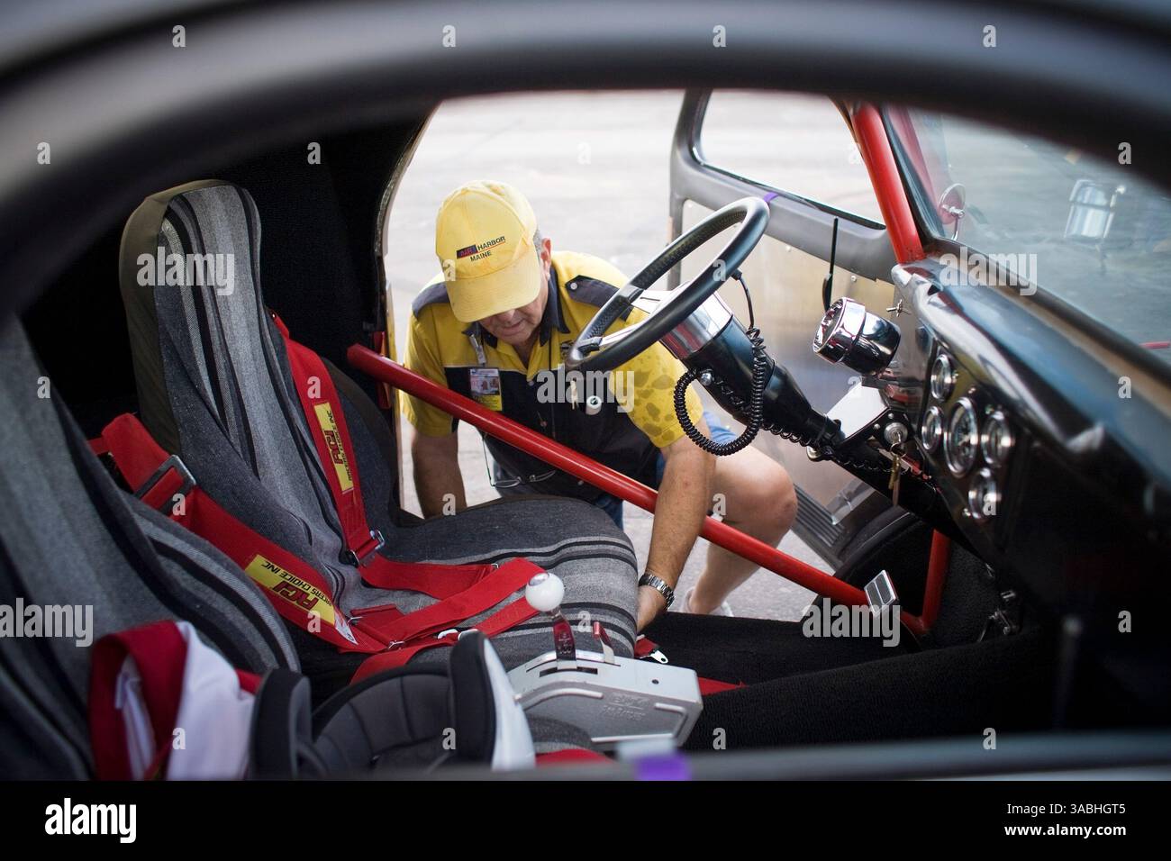 Juni 2007 – Phoenix, AZ, USA – RICHARD MOORE, ein technischer Inspektor, führt während der Drags am Freitagabend auf dem Firebird International Raceway in Phoenix, AZ, eine Sicherheitsinspektion an einem 1941 Willy's Roadster durch. Die Strecke fördert Freitagabend-Drags als Alternative zum Straßenrennen. Rennsportbegeisterte bringen ihre Autos, von denen die meisten Straßenzulassungen sind, auf die Rennstrecke und fahren gegeneinander. In den Wintermonaten kommen bis zu 200 Fahrer auf die Strecke, im Sommer gibt es meist etwa 50 Autos auf der Strecke. Sie laufen die 1/4 Meilen auf der gleichen Strecke, die die Profis der National Hot Rod Association (NHRA) benutzen Stockfoto