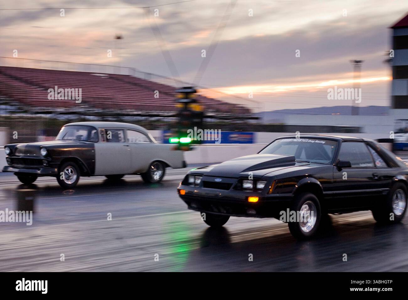 Juni 2007 - Phoenix, AZ, USA - die Autos starten während der Freitagnacht auf dem Firebird International Raceway in Phoenix, AZ. Die Strecke fördert Freitagabend-Drags als Alternative zum Straßenrennen. Rennsportbegeisterte bringen ihre Autos, von denen die meisten Straßenzulassungen sind, auf die Rennstrecke und fahren gegeneinander. In den Wintermonaten kommen bis zu 200 Fahrer auf die Strecke, im Sommer gibt es meist etwa 50 Autos auf der Strecke. Sie laufen die 1/4 Meilen auf der gleichen Strecke, die die Profis der National Hot Rod Association (NHRA) bei ihren Winterrennen in Phoenix benutzen. (Kreditbild: © Stockfoto