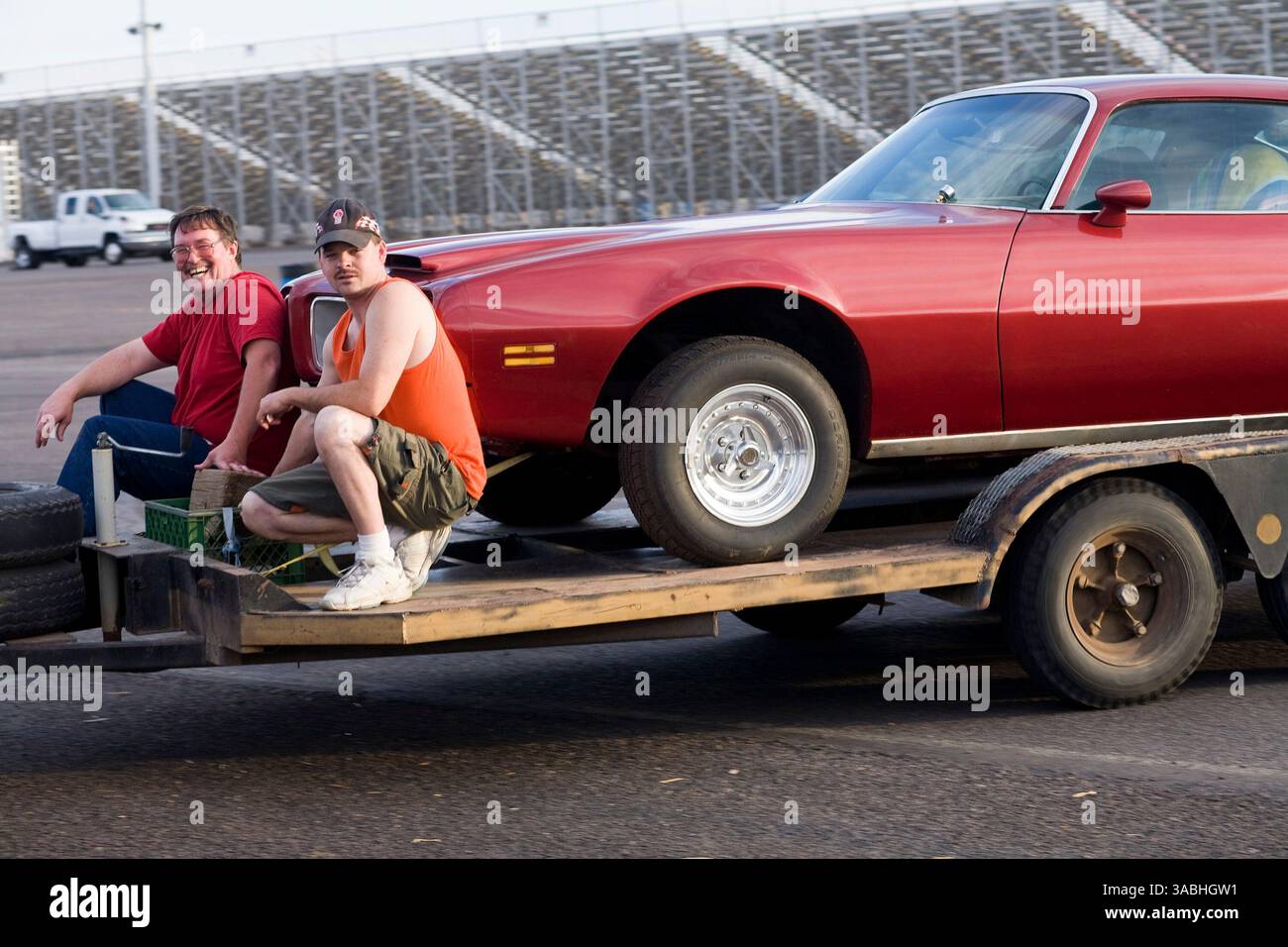 Juni 2007 - Phoenix, AZ, USA - Mitglieder einer Rennwagencrew fuhren mit einem Auto in die Gruben, während der Drags am Freitag Abend auf dem Firebird International Raceway in Phoenix, AZ. Die Strecke fördert Freitagabend-Drags als Alternative zum Straßenrennen. Rennsportbegeisterte bringen ihre Autos, von denen die meisten Straßenzulassungen sind, auf die Rennstrecke und fahren gegeneinander. In den Wintermonaten kommen bis zu 200 Fahrer auf die Strecke, im Sommer gibt es meist etwa 50 Autos auf der Strecke. Sie laufen die 1/4 Meilen auf der gleichen Strecke, die die Profis der National Hot Rod Association (NHRA) bei ihren Winterrennen in Phoe verwenden Stockfoto