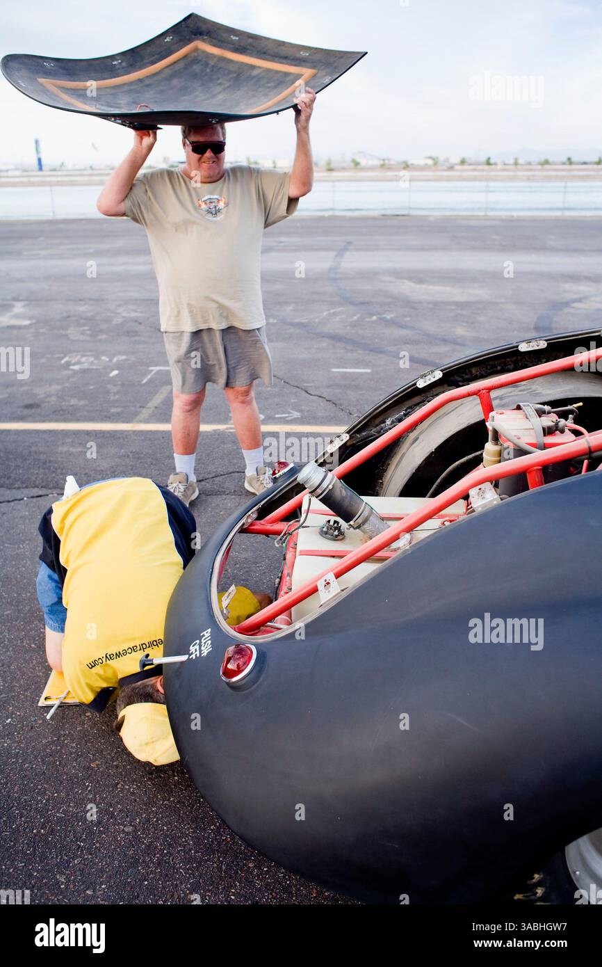 Juni 2007 - Phoenix, AZ, USA - DAVE RAITTER aus Phoenix hält den Kofferraumdeckel über seinem Kopf, während Richard Moore, ein technischer Inspektor, während er am Freitag Abend auf dem Firebird International Raceway in Phoenix, AZ, eine Sicherheitsinspektion auf dem Willy's Roadster von Raitter 1941 durchführt. Die Strecke fördert Freitagabend-Drags als Alternative zum Straßenrennen. Rennsportbegeisterte bringen ihre Autos, von denen die meisten Straßenzulassungen sind, auf die Rennstrecke und fahren gegeneinander. In den Wintermonaten kommen bis zu 200 Fahrer auf die Strecke, im Sommer gibt es meist etwa 50 Autos auf der Strecke. Sie laufen Stockfoto