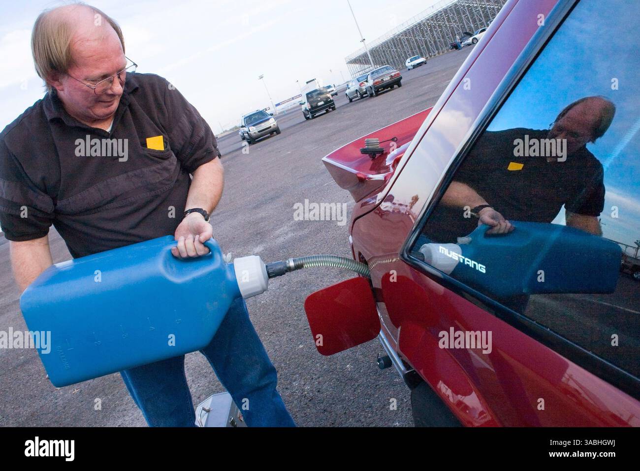 Juni 2007 - Phoenix, AZ, USA - GARY SOUTH aus Chandler, AZ, betankt seinen Ford Mustang GT von 1991 während der Freitagnacht auf dem Firebird International Raceway in Phoenix, AZ. Die Strecke fördert Freitagabend-Drags als Alternative zum Straßenrennen. Rennsportbegeisterte bringen ihre Autos, von denen die meisten Straßenzulassungen sind, auf die Rennstrecke und fahren gegeneinander. In den Wintermonaten kommen bis zu 200 Fahrer auf die Strecke, im Sommer gibt es meist etwa 50 Autos auf der Strecke. Sie laufen die 1/4 Meilen auf der gleichen Strecke, die die Profis der National Hot Rod Association (NHRA) während ihres Winters benutzen Stockfoto