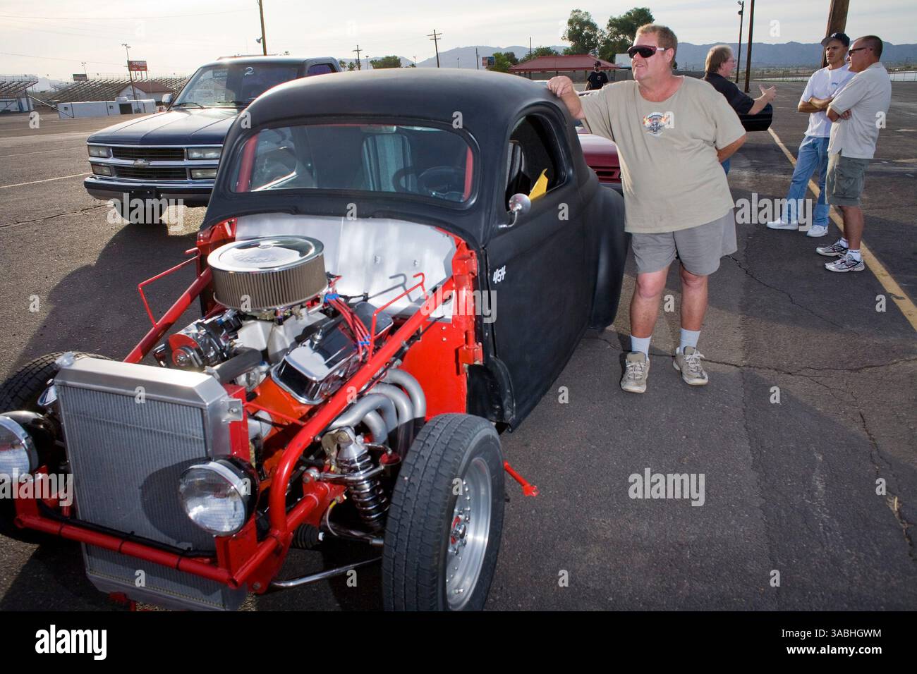 Juni 2007 - Phoenix, AZ, USA - DAVE RAITTER aus Phoenix steht bei seinem Willy's Roadster 1941, während er auf eine Sicherheitsinspektion wartet, während er am Freitag Abend auf dem Firebird International Raceway in Phoenix, AZ, wartet. Die Strecke fördert Freitagabend-Drags als Alternative zum Straßenrennen. Rennsportbegeisterte bringen ihre Autos, von denen die meisten Straßenzulassungen sind, auf die Rennstrecke und fahren gegeneinander. In den Wintermonaten kommen bis zu 200 Fahrer auf die Strecke, im Sommer gibt es meist etwa 50 Autos auf der Strecke. Sie laufen die 1/4 Mile auf derselben Strecke der National Hot Rod Association (NHRA) Stockfoto