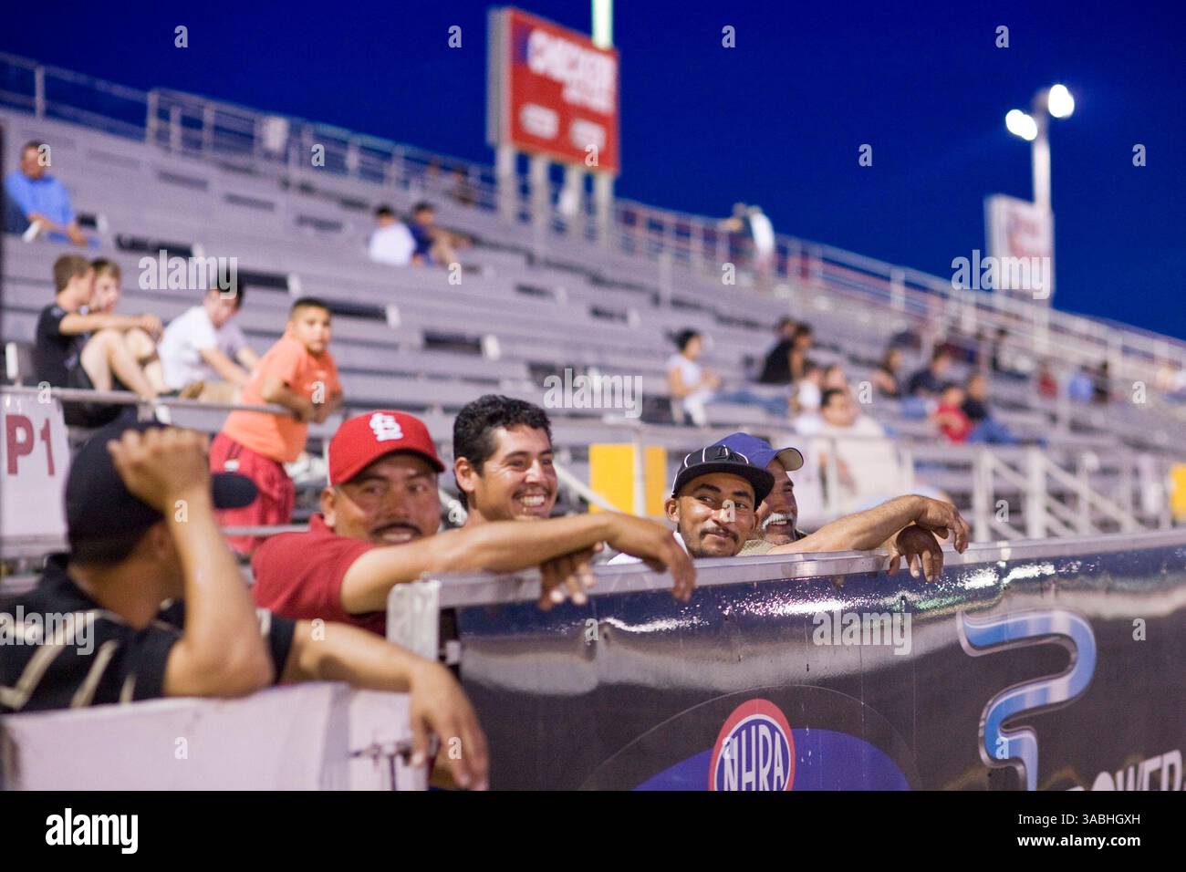 Juni 2007 - Phoenix, AZ, USA - Fans des Rennens sehen sich die Action während der Drags am Freitagabend auf dem Firebird International Raceway in Phoenix, AZ, an. Die Strecke fördert Freitagabend-Drags als Alternative zum Straßenrennen. Rennsportbegeisterte bringen ihre Autos, von denen die meisten Straßenzulassungen sind, auf die Rennstrecke und fahren gegeneinander. In den Wintermonaten kommen bis zu 200 Fahrer auf die Strecke, im Sommer gibt es meist etwa 50 Autos auf der Strecke. Sie laufen die 1/4 Meilen auf der gleichen Strecke, die die Profis der National Hot Rod Association (NHRA) bei ihren Winterrennen in Phoenix benutzen. (Kreditbild: © Jack Kurtz/ Stockfoto