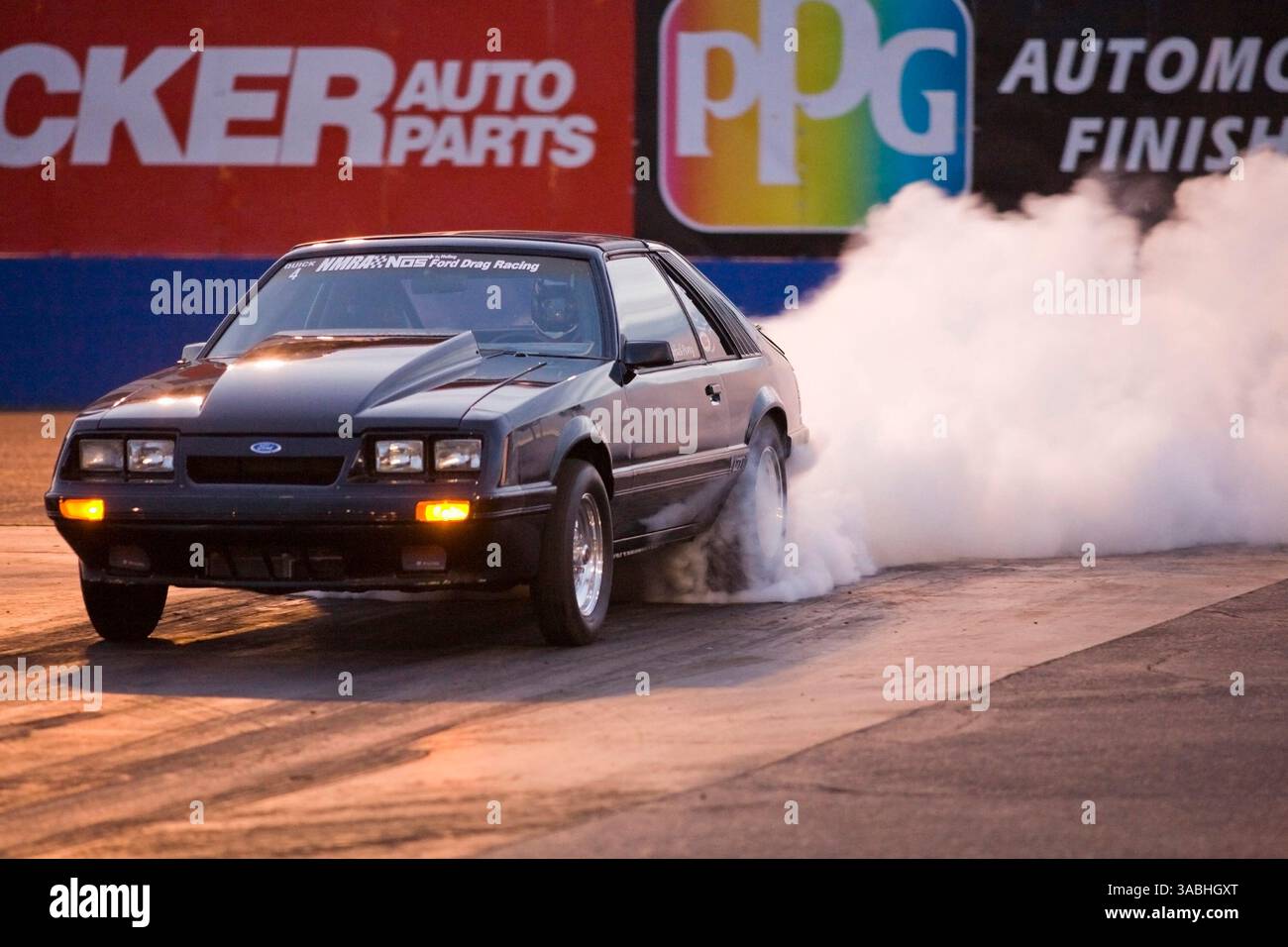 Juni 2007 – Phoenix, AZ, USA – RAFAEL PEREZ verbrennt sich, um seinen Reifen aufzuwärmen, bevor er am Freitag auf dem Firebird International Raceway in Phoenix, AZ, ein Rennen startet. Perez erreichte im Durchschnitt mehr als 134 Meilen pro Stunde über den 1/4 Meilen. Die Strecke fördert Freitagabend-Drags als Alternative zum Straßenrennen. Rennsportbegeisterte bringen ihre Autos, von denen die meisten Straßenzulassungen sind, auf die Rennstrecke und fahren gegeneinander. In den Wintermonaten kommen bis zu 200 Fahrer auf die Strecke, im Sommer gibt es meist etwa 50 Autos auf der Strecke. Sie laufen die 1/4 Meilen auf der Stockfoto