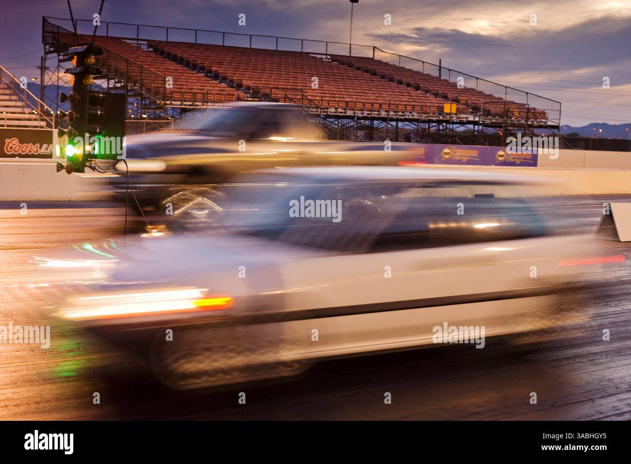 Juni 2007 - Phoenix, AZ, USA - die Autos starten während der Freitagnacht auf dem Firebird International Raceway in Phoenix, AZ. Die Strecke fördert Freitagabend-Drags als Alternative zum Straßenrennen. Rennsportbegeisterte bringen ihre Autos, von denen die meisten Straßenzulassungen sind, auf die Rennstrecke und fahren gegeneinander. In den Wintermonaten kommen bis zu 200 Fahrer auf die Strecke, im Sommer gibt es meist etwa 50 Autos auf der Strecke. Sie laufen die 1/4 Meilen auf der gleichen Strecke, die die Profis der National Hot Rod Association (NHRA) bei ihren Winterrennen in Phoenix benutzen. (Kreditbild: © J Stockfoto