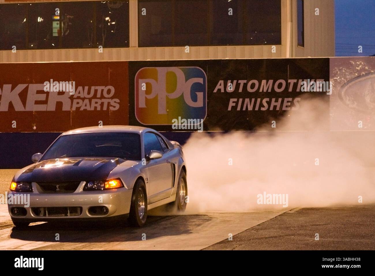 Juni 2007 – Phoenix, AZ, USA – Ein Auto erwärmt seine Reifen während der Freitagnacht auf dem Firebird International Raceway in Phoenix, AZ. Die Strecke fördert Freitagabend-Drags als Alternative zum Straßenrennen. Rennsportbegeisterte bringen ihre Autos, von denen die meisten Straßenzulassungen sind, auf die Rennstrecke und fahren gegeneinander. In den Wintermonaten kommen bis zu 200 Fahrer auf die Strecke, im Sommer gibt es meist etwa 50 Autos auf der Strecke. Sie laufen die 1/4 Meilen auf der gleichen Strecke, die die Profis der National Hot Rod Association (NHRA) bei ihren Winterrennen in Phoenix benutzen. (Guthaben Im Stockfoto
