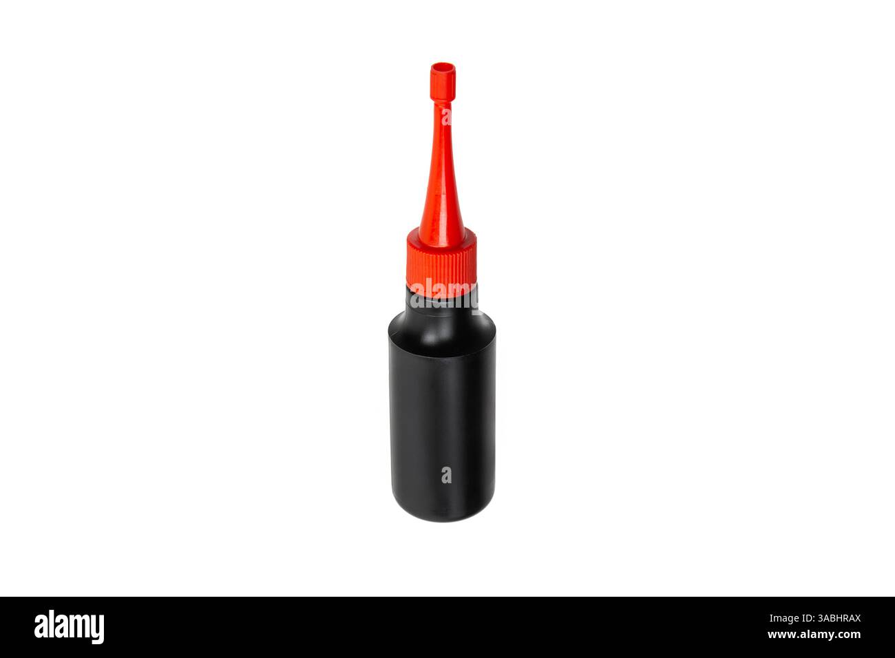 Schwarze Kunststoffschmierstoffflasche mit einer roten Düse, isoliert auf weißem Hintergrund. Das Design unterstreicht die ergonomische Form und Vibr der Flasche Stockfoto