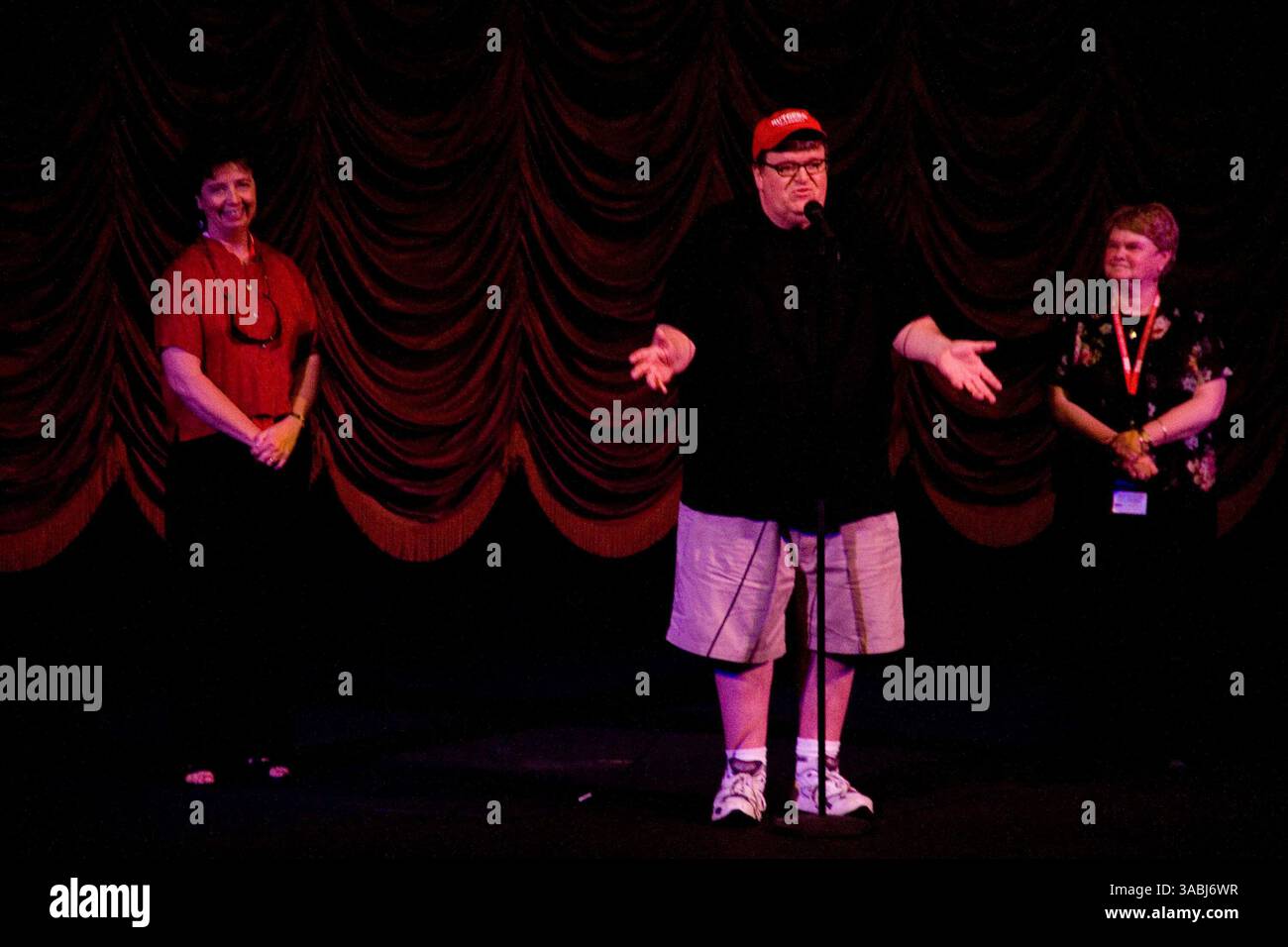 12. Juni 2007 - Sacramento, CA, USA - ROSE ANN DEMORO (Executive Director of the California Nurses Association), Filmemacher MICHAEL MOORE und Senatorin SHEILA KUEHL vor der Premiere des Films „Sicko“ vor einem Publikum im Crest Theater, dem offiziellen US-Premiere-Datum. Eine Kundgebung zur Unterstützung der Gesundheitsreform fand vor den Schritten des State Capitol Building statt und zeigte Unterstützung für SB 840 - Gesetzgebung zur Schaffung eines universellen Single-Payer-Gesundheitssystems. (Bild: © Tim Wagner/ZUMA Press) Stockfoto