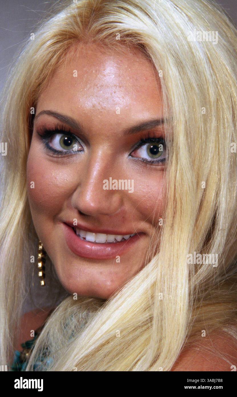 März 2000 – Miami, FL, USA – BROOKE HOGAN wurde in Tampa, Florida, geboren und ist das älteste Kind von Terrence Gene „Terry“ Bollea, besser bekannt als Hulk Hogan, und seiner Frau Linda. Brooke Hogan verfolgt derzeit eine Popmusik-Karriere, ihre Eltern fungieren als ihre Manager. Im März 2000 in Südflorida. (Bild: © David Jacobs/ZUMA Press) Stockfoto
