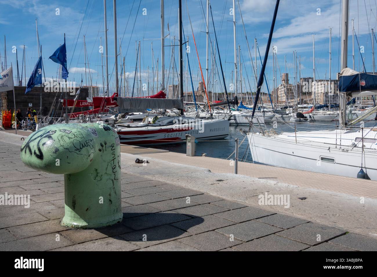 Marseille, Frankreich - 24. März 2024: Yachten legen in Vieux-Port, Marseille, Frankreich an Stockfoto